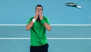 00：10“格斗女王”张伟丽说男友难找，谁知后台“自荐”私信爆炸