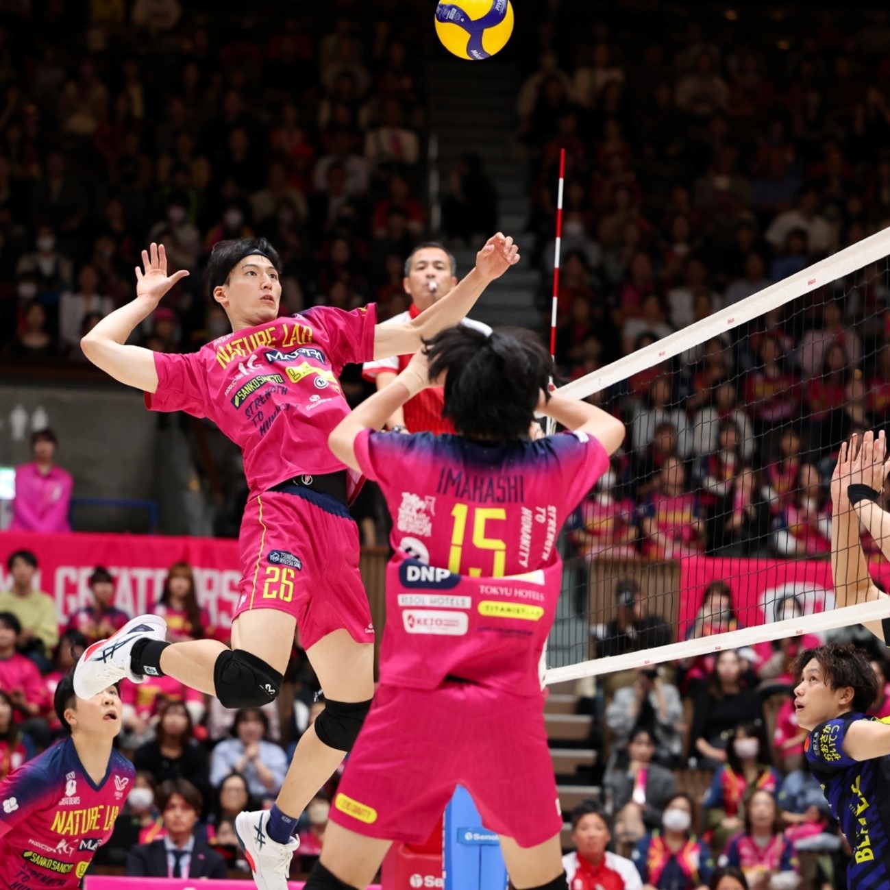 湿润牌面（如Q-J-9同花）中的高风险博弈：该进攻还是控池？（湿润牌面（如Q-J-9同花）的高波动抉择：施压进攻还是控制底池？）